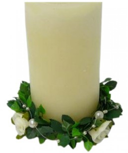 Kerzenring aus Rosenblättern mit Rosen und Perlen