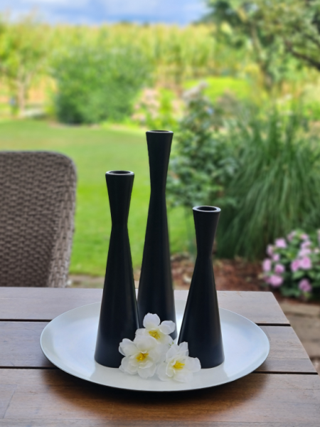 Schwarzes Kerzenhalter-Set aus Metall, 3 Stabkerzenhalter in verschiedenen Höhen 26 cm, 22 cm und 18 cm, Schwarzes Kerzenhalter-Set aus Metall, 3 Stabkerzenhalter in verschiedenen Höhen 26 cm, 22 cm und 18 cm,