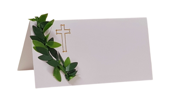 Tischkarte mit Buchs und einem Kreuz in Gold