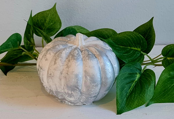 Dieser elegante weiße Kürbis aus hochwertigem Keraflott ist die perfekte Herbstdekoration für ein stilvolles Zuhause. - 3