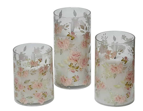 Dieses stilvolle LED Kerzenset mit zartem Rosenmotiv sorgt für eine warme, romantische Atmosphäre in jedem Raum.