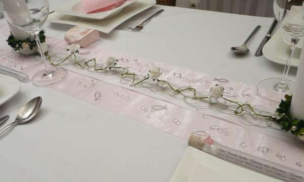 Drahttischläufer aus grünem Draht mit Rosen und Beeren 3