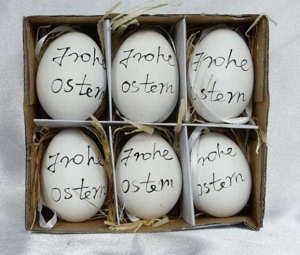 Ein Osterei in der Farbe weiß mit der Aufschrift: Frohe Ostern 2