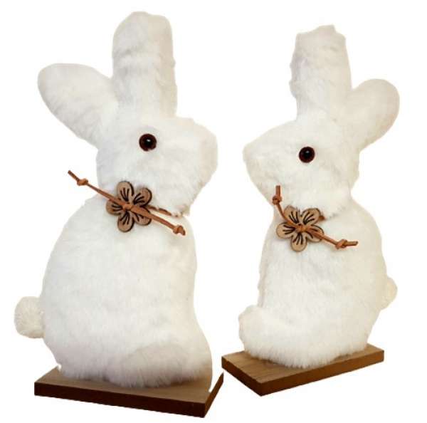 Tischdekoration zu Ostern - ein weicher, weißer Hase auf einem Holzsockel - 2