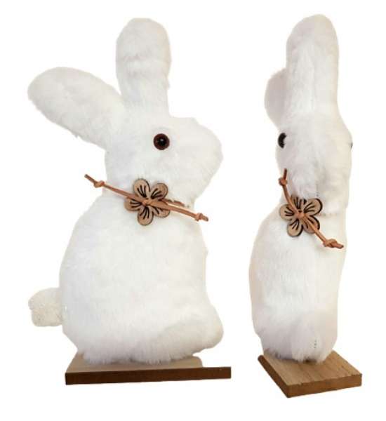 Tischdekoration zu Ostern - ein weicher, weißer Hase auf einem Holzsockel - 3