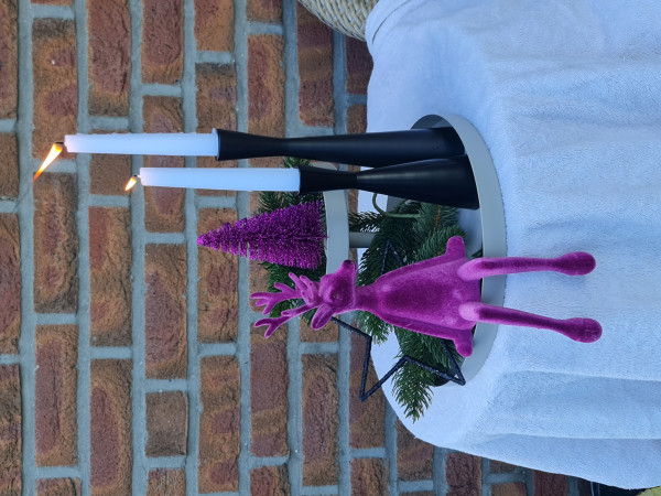 Beerenfarbener Mini-Tannenbaum auf heller Holzkommode – stilvolle Winterdekoration.