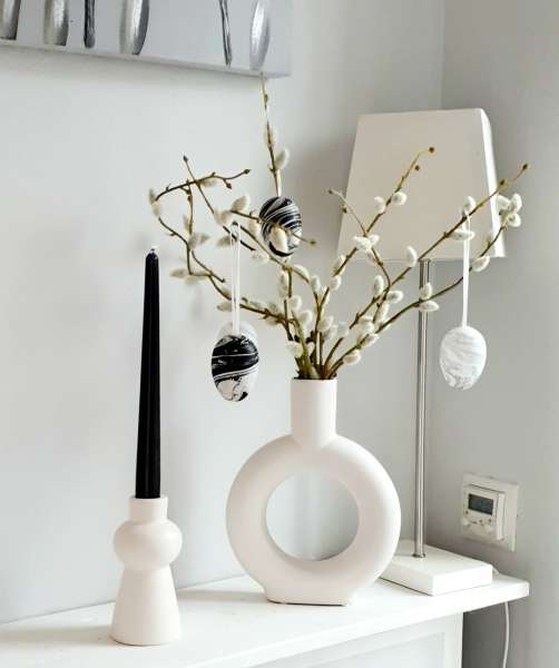 Weiße, matte Keramikvase in Ringform, Blumenvase - 3