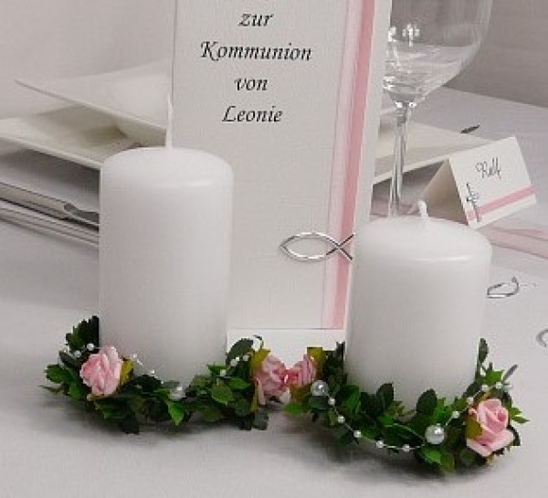 Kerzenring aus Rosenblättern mit Rosen und Perlen