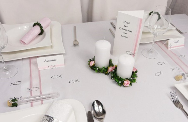 Kerzenring aus Rosenblättern mit Rosen und Perlen
