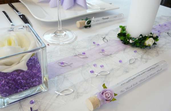Gastgeschenk im Reagenzglas, Glasröhrchen und Hochzeitsmandeln mit einer Rose in Lila_5