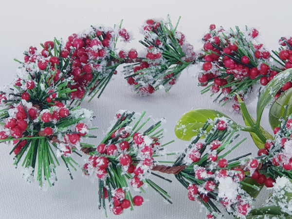Beschneiter Kerzenring mit roten Beeren - B2