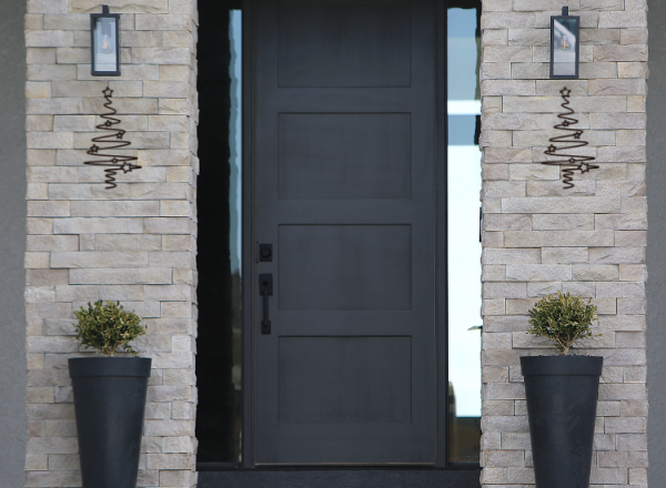 Detailaufnahme der filigranen Metallsterne des modernen Tannenbaums – elegante Wanddeko für Weihnachten.