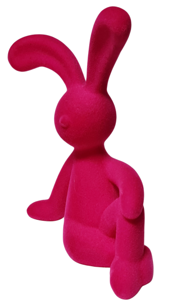 Pinker Osterhase als moderner Blickfang auf einem Regal in frühlingshafter Dekoration