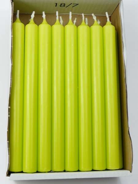 Lange Stumpenkerze in der Farbe maigrün/lindgrün 2