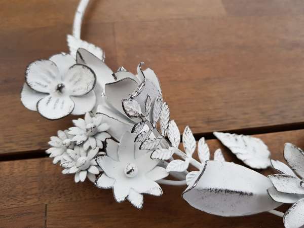 Blumenring, Blumenhänger aus Metall, geweißt im Vintagelook - 3