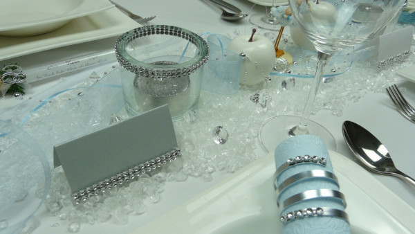 Tischkarte mit einem glitzer Silberband. Tischdeko bei Tischdeko-online.de 3