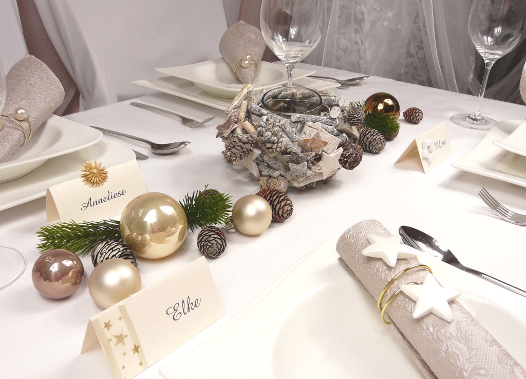 Crushed-ice mit Sternen, glitzernde Kugeln und winterliche Girlanden